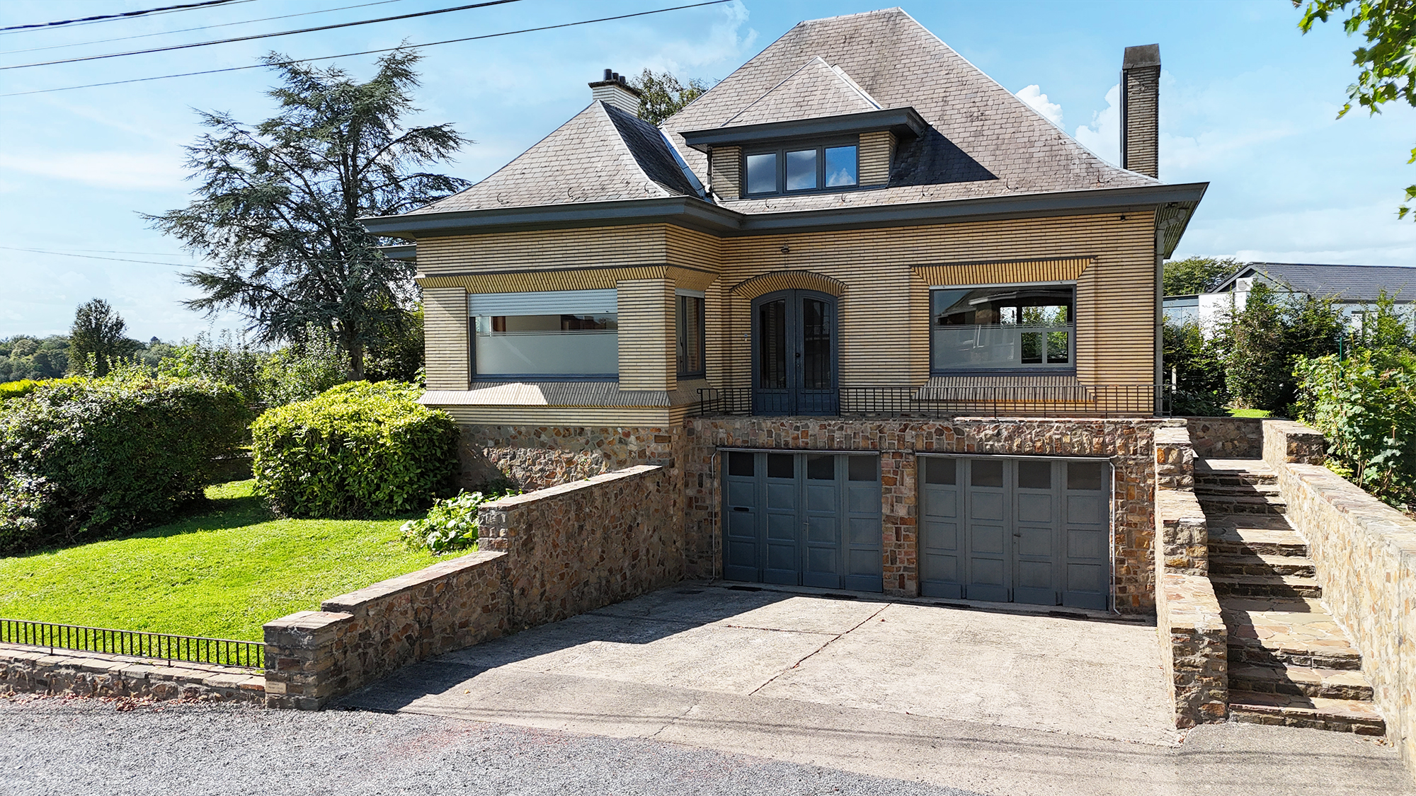 Superbe villa de style avec double garage et jardin