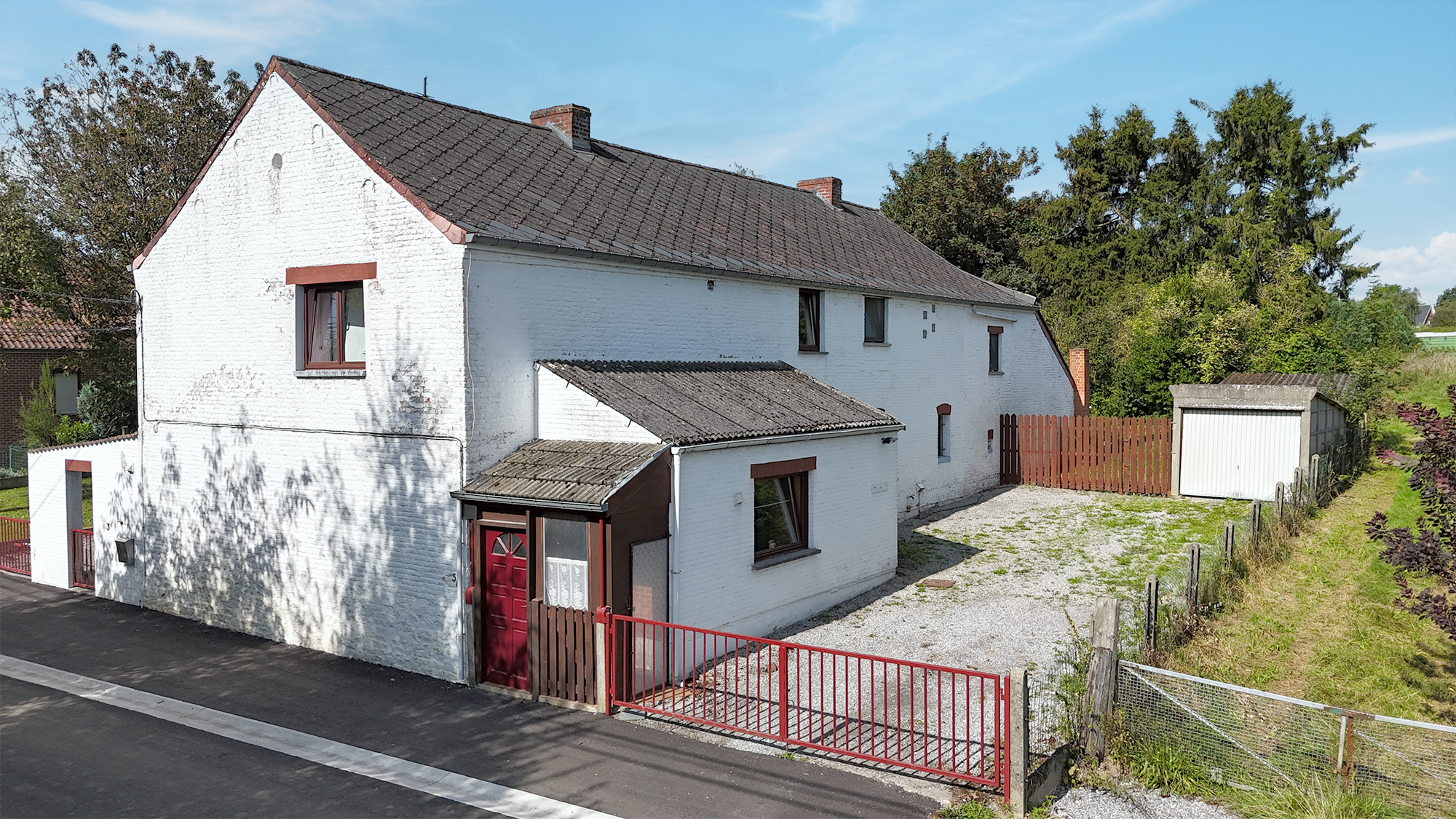 Fermette 3 façades avec jardin et garage située au calme