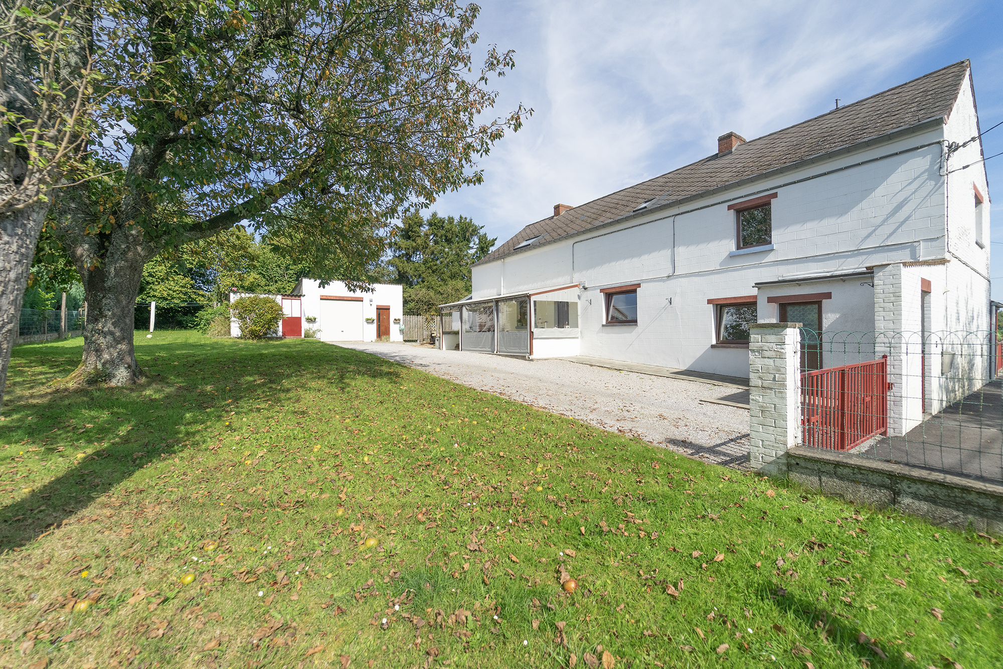 Jolie fermette avec beau jardin et spacieux garage