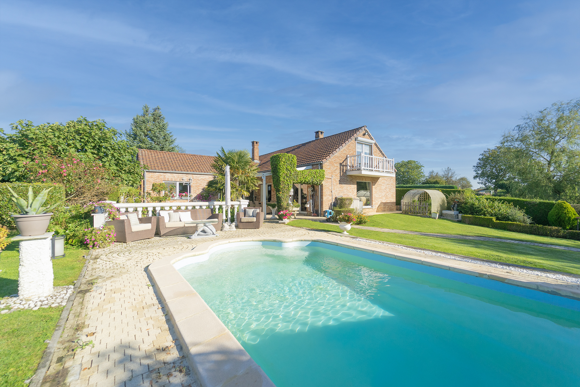 Superbe villa plain pied avec piscine idéalement située