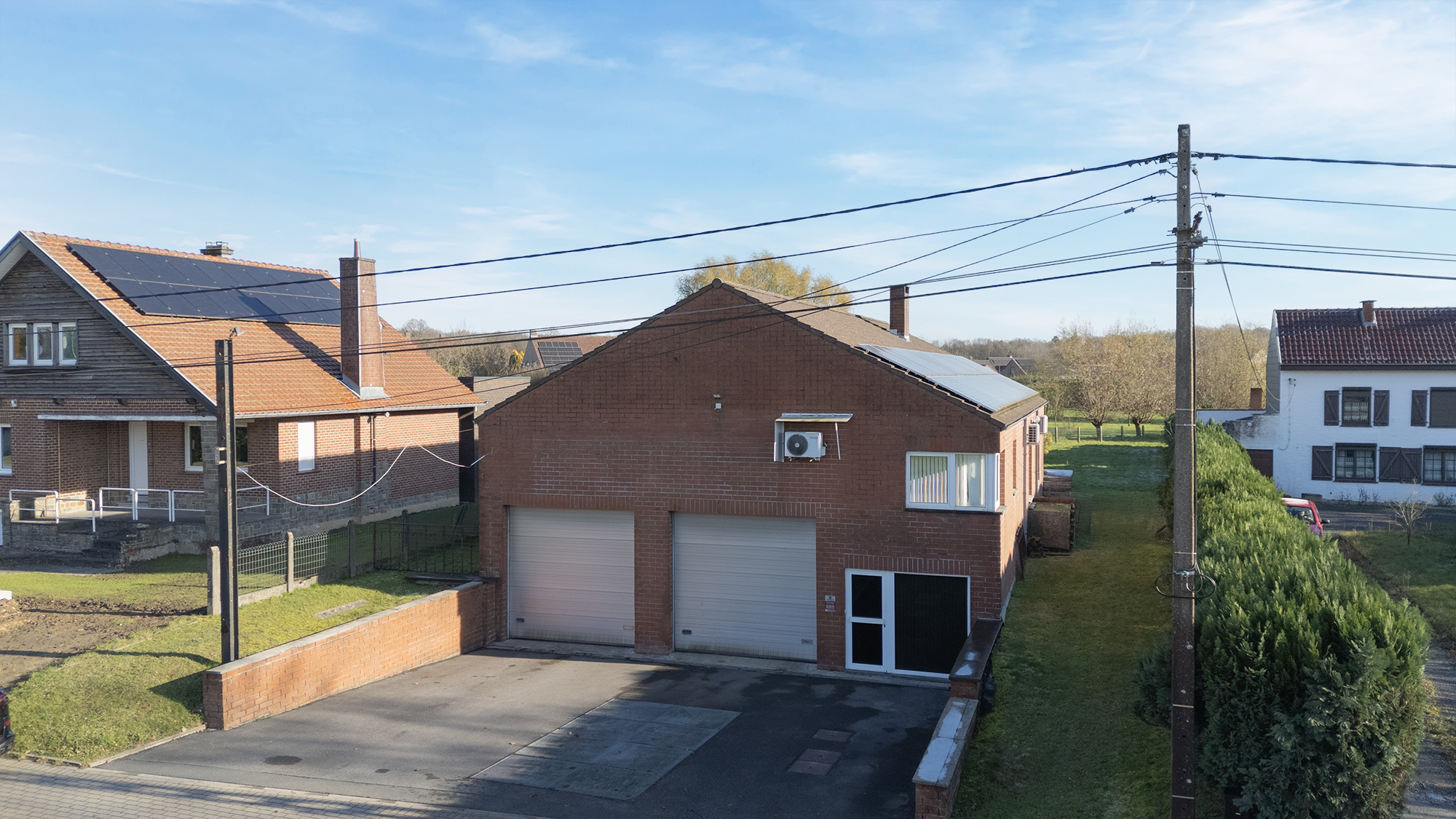 Belle habitation avec spacieux garage/atelier et bureau