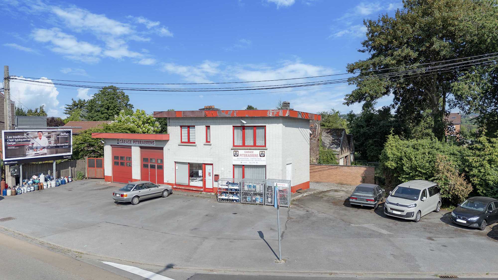 Spacieux garage/atelier avec habitation et vaste parking